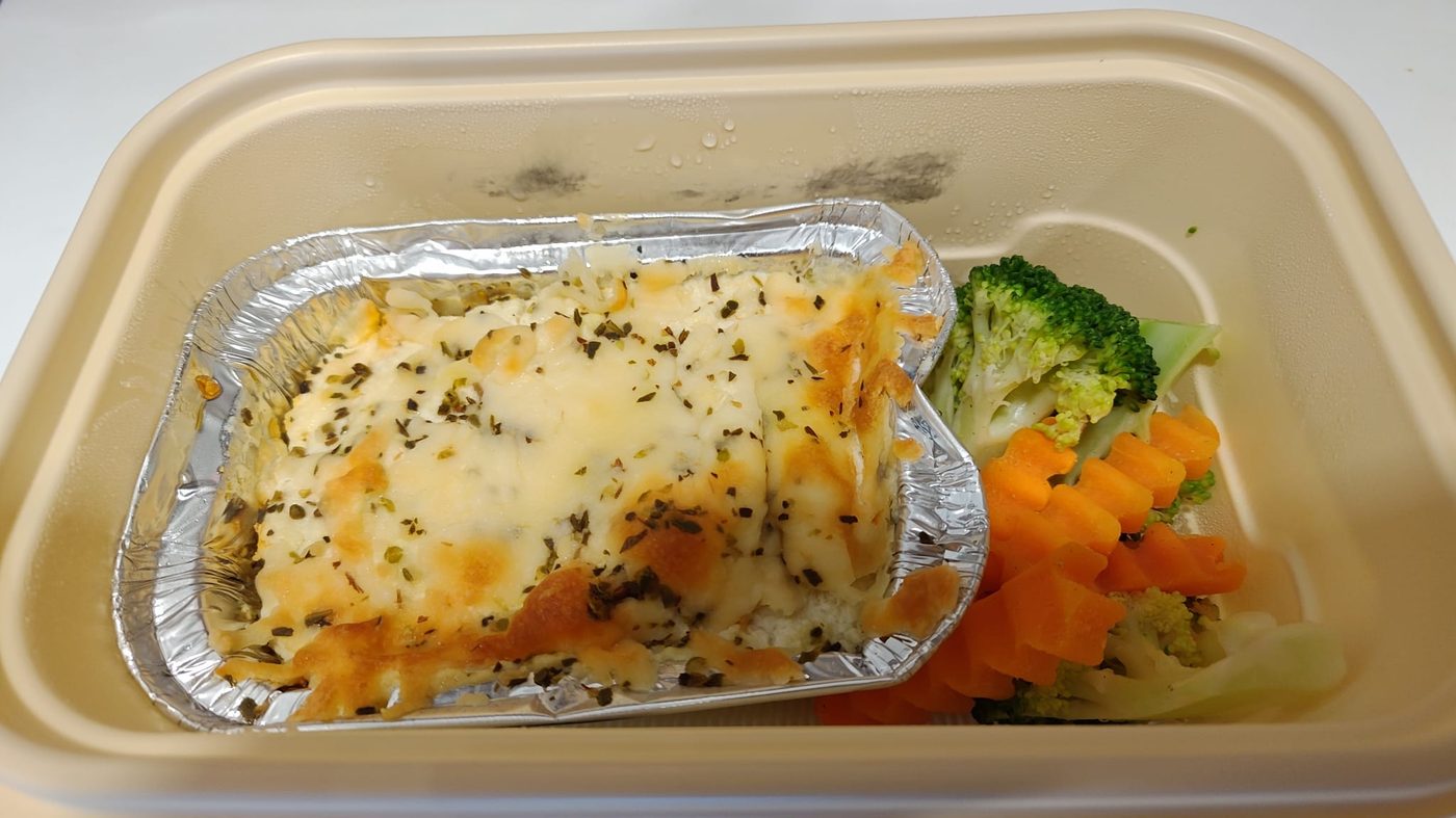 Pure Eats keto shepherd's pie with fresh vegetables